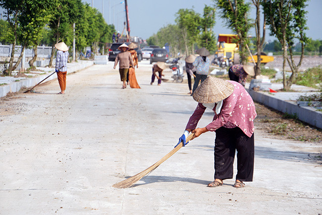 Dưới thời tiết nắng gắt, nhiều người dân tiến hành quét dọn vệ sinh những khu vực đã hoàn thành thi công.