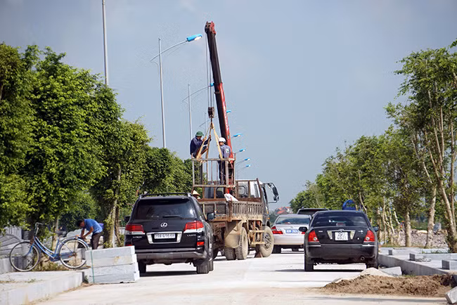 Ngoài công tác giải phóng mặt bằng, đường điện thắp sáng cũng được chuẩn bị kỹ lưỡng.