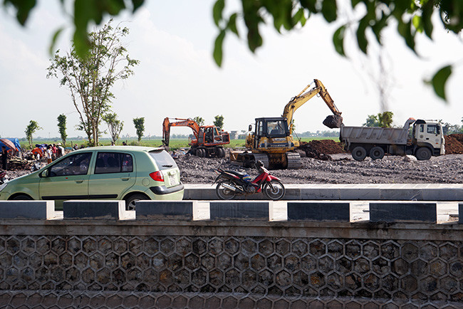 Kênh dẫn nước qua trước mặt khu vực này được kè đá kiên cố.
