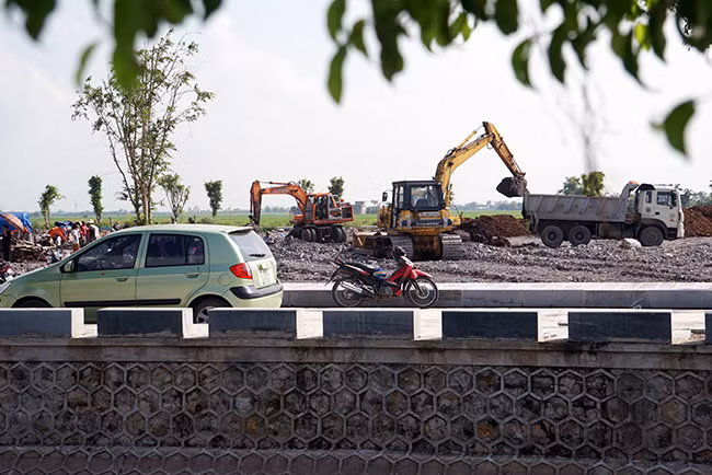 Kênh dẫn nước qua trước mặt khu vực này được kè đá kiên cố.