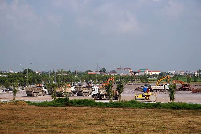 Nơi này cách quốc lộ 10 khoảng 2 km, thuộc xã Quang Thiện (huyện Kim Sơn, tỉnh Ninh Bình).