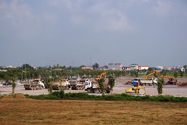 Nơi này cách quốc lộ 10 khoảng 2 km, thuộc xã Quang Thiện (huyện Kim Sơn, tỉnh Ninh Bình).