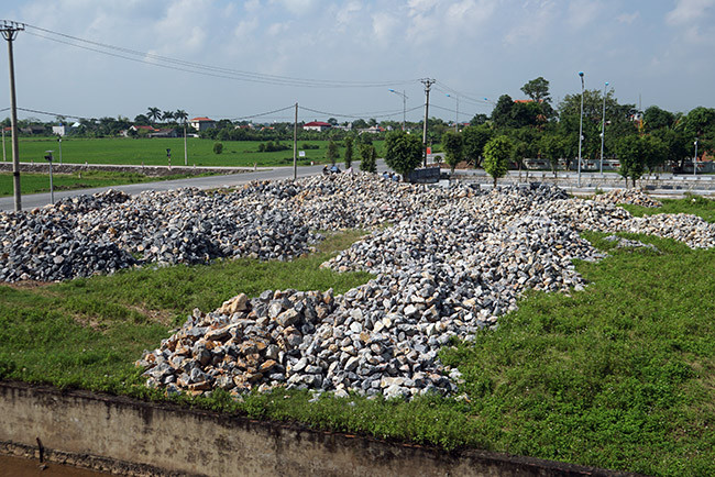 Một khối lượng lớn vật liệu xây dựng được tập kết gần nhà Chủ tịch nước. Nơi đây sẽ đón các đoàn quốc tế, lãnh đạo Đảng và Nhà nước cùng nhân dân đến viếng Chủ tịch nước Trần Đại Quang.