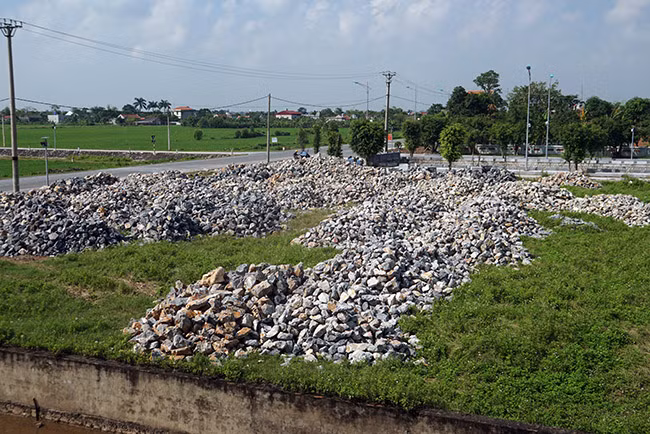 Một khối lượng lớn vật liệu xây dựng được tập kết gần nhà Chủ tịch nước. Nơi đây sẽ đón các đoàn quốc tế, lãnh đạo Đảng và Nhà nước cùng nhân dân đến viếng Chủ tịch nước Trần Đại Quang.