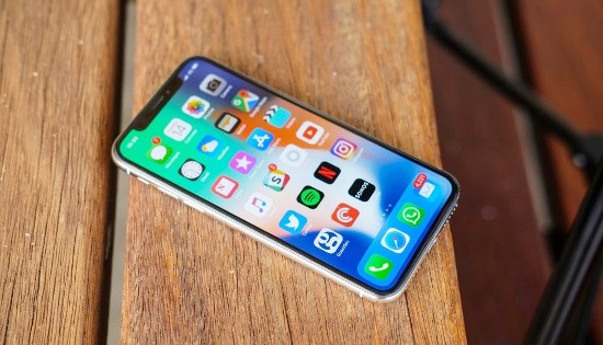 Camera selfie của iPhone X độ phân giải 7 megapixel, khẩu độ f/2.2 cho khả năng chụp “tự sướng” xóa phông.