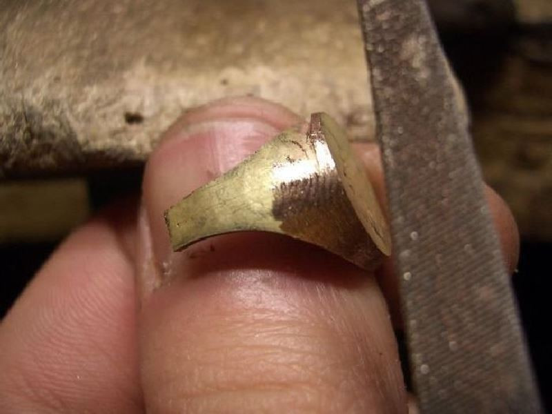 Mài giữa từng góc cạnh dường như là công đoạn ngốn thời gian và tỉ mỉ nhất.