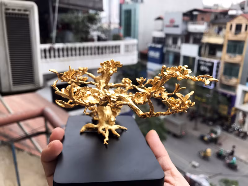 Từng đường cong, phiến lá, cánh hoa đều được phục dựng một cách tỉ mỉ. Ảnh: Dân Việt.