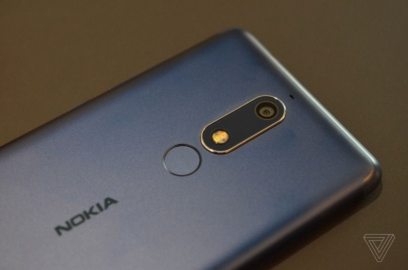 Viên pin của Nokia 5.1 có dung lượng 2.990 mAh. Thiết bị này sử dụng camera đơn, 16 megapixel lấy nét theo phase và đèn flash LED 2 tông màu. Mặt trước là camera 8 megapixel.