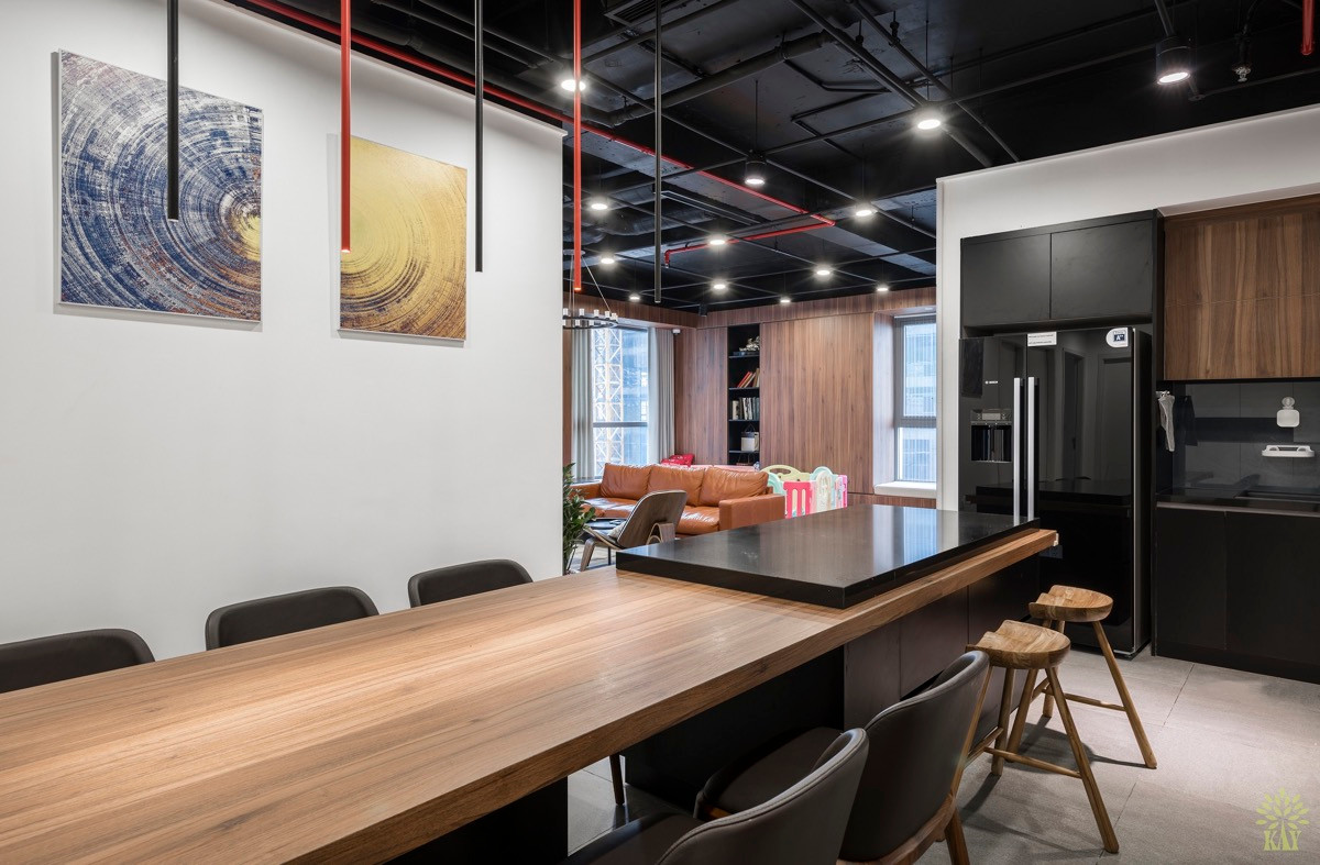 Bàn ăn bố trí liền bếp giúp việc phục vụ bữa ăn thuận tiện hơn.