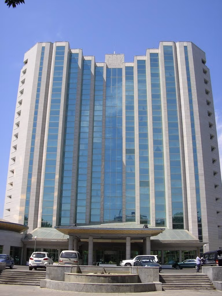 Khách sạn Sheraton Tashkent 16 tầng, cao 59 mét đi vào hoạt động năm 1997. Ảnh: Panoramio.