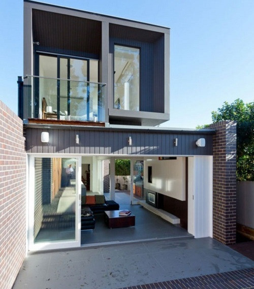 Trên diện tích 5x20m, ngôi nhà thiết kế tầng trệt gồm phòng khách, bếp. Tầng 2 là phòng ngủ và phòng tắm. Ảnh: Xaydunganphuoc.