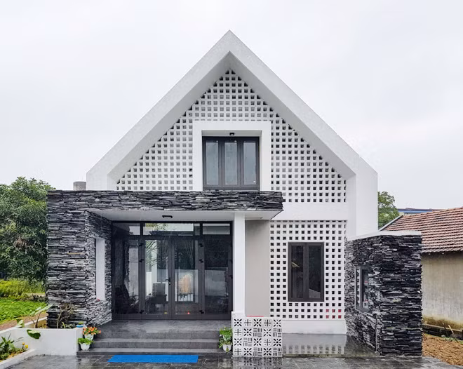Sử dụng gạch bông gió, ngôi nhà một tầng có vẻ ngoài lại mắt ở Quảng Bình được nhiều người yêu thích.