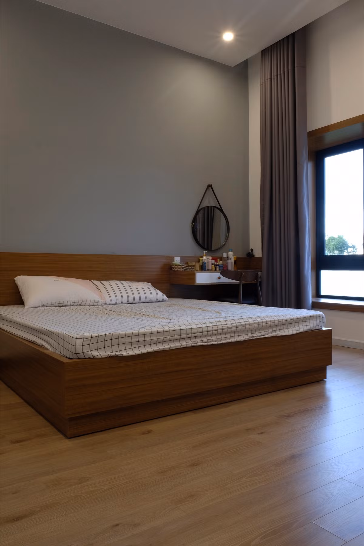 Phòng ngủ đơn giản, nội thất sử dụng vừa đủ.