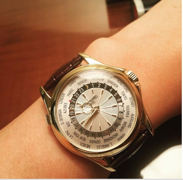 Thêm một chiếc đồng hồ phiên bản khác thương hiệu Patek Philippe tiền tỷ trong tủ phụ kiện của người đẹp. Ảnh: Baogiaothong.