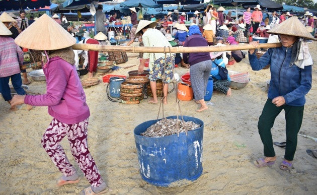Những gian hàng được dựng tạm ngay trên bãi cát. Ảnh: VOV5.