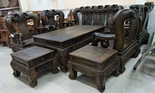 Bộ salon gỗ mun theo phong cách đơn giản, lịch sự và sang trọng. Ảnh: Novaonidc.