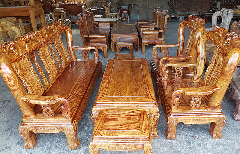 Những chi tiết chạm khắc cầu kỳ mang đến phong cách khác biệt cho căn phòng. Ảnh: Noithatmoc.