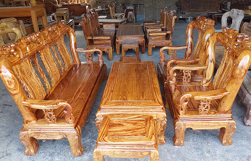 Những chi tiết chạm khắc cầu kỳ mang đến phong cách khác biệt cho căn phòng. Ảnh: Noithatmoc.