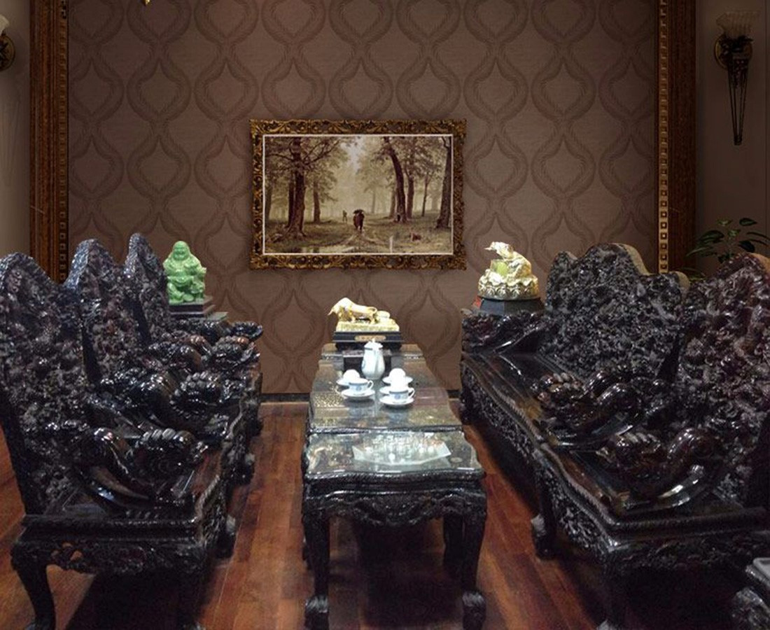 Bộ salon gỗ mun toát lên vẻ sang trọng, đậm chất cổ điển. Ảnh: Novaonidc.