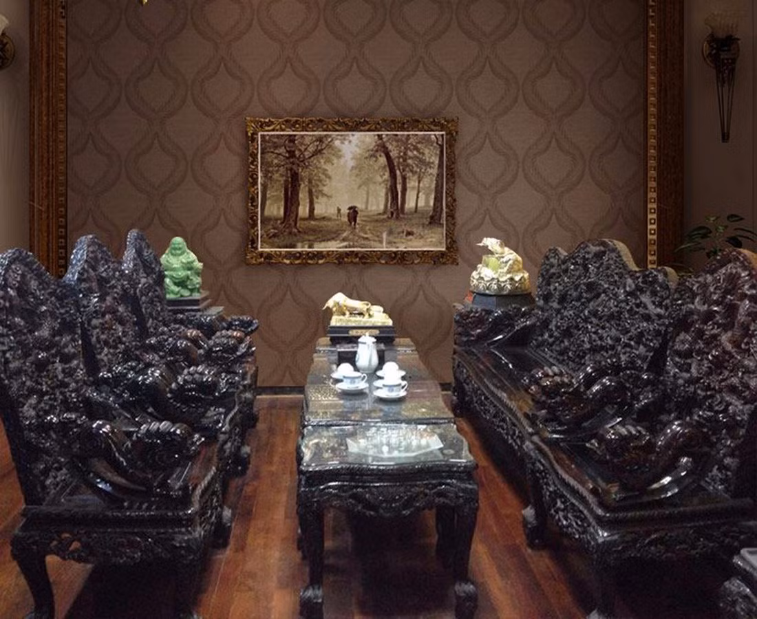 Bộ salon gỗ mun toát lên vẻ sang trọng, đậm chất cổ điển. Ảnh: Novaonidc.