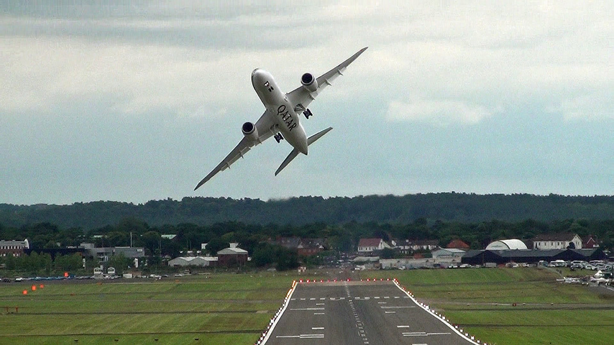 Máy bay Boeing 787 Dreamliner của hãng hàng không Qatar Airways trình diễn ấn tượng khi bay qua Farnborough (Anh). Ảnh: Youtube.