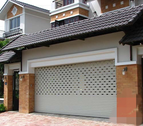 Thiết kế cổng gỗ lim kết hợp cửa cuốn tự động tạo sự tiện dụng và an toàn. Ảnh: Nhagomaket.