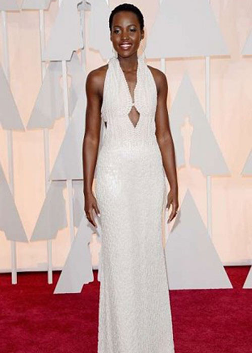 Giải Oscar 2015, Lupita Nyong diện chiếc váy đính 6.000 viên ngọc trai màu trắng nổi bật trên thảm đỏ.