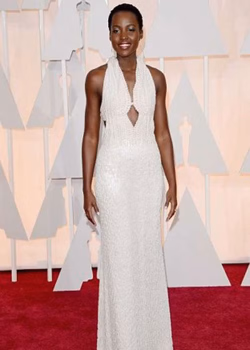 Giải Oscar 2015, Lupita Nyong diện chiếc váy đính 6.000 viên ngọc trai màu trắng nổi bật trên thảm đỏ.