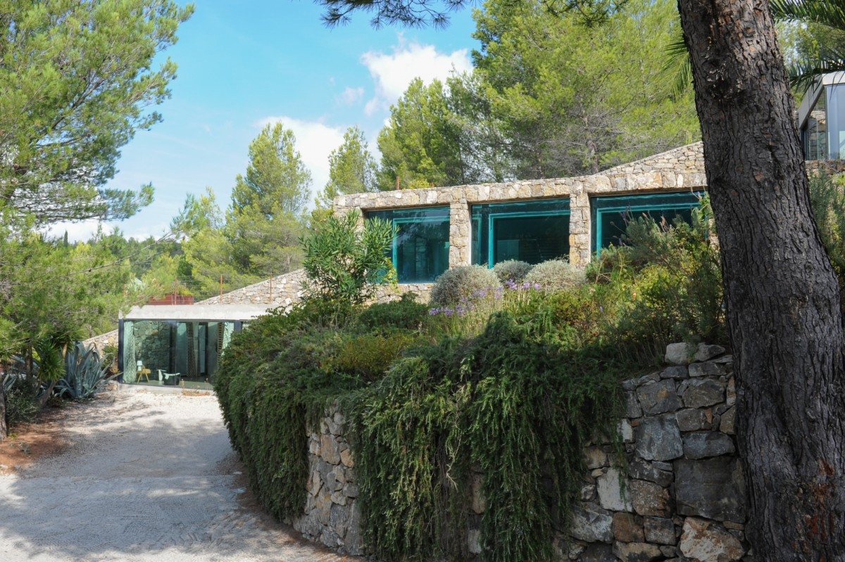 Bên ngoài công trình được ốp đá tự nhiên.