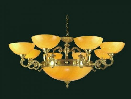 Đèn chùm đồng được xem như món đồ nội thất sinh ra để dành riêng cho phong cách hoàng gia, huyền bí. Ảnh: Densaigon.