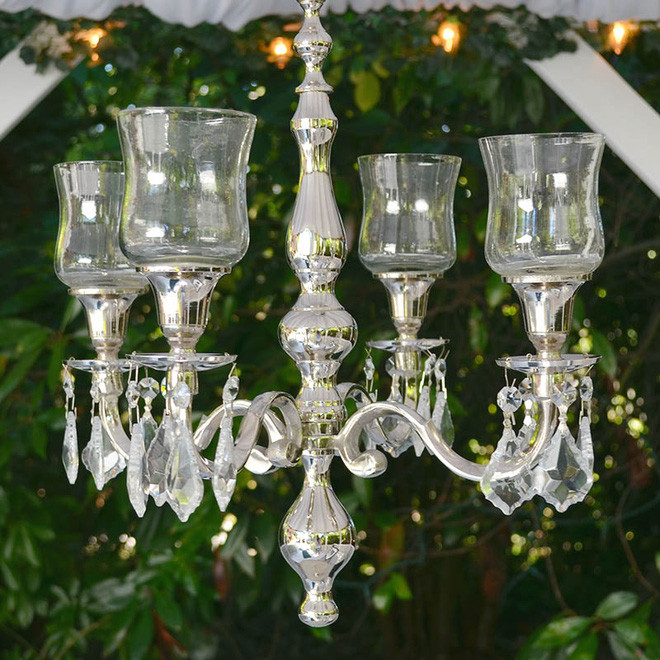 Mẫu đèn chùm với kiểu dáng cổ điển hoàn toàn bằng chất liệu thủy tinh cực long lanh. Ảnh: Nhadepso.