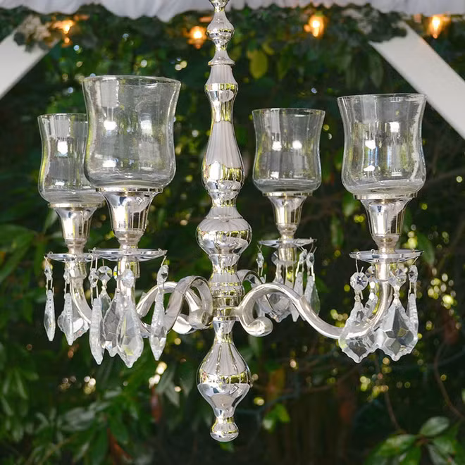 Mẫu đèn chùm với kiểu dáng cổ điển hoàn toàn bằng chất liệu thủy tinh cực long lanh. Ảnh: Nhadepso.