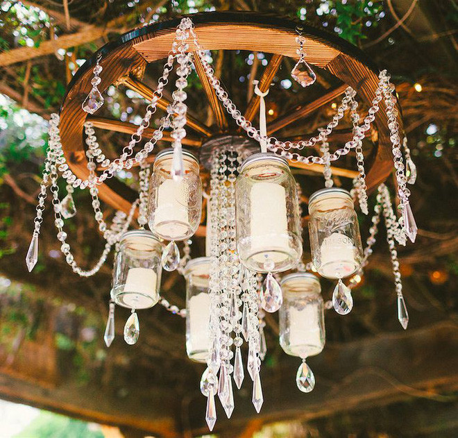 Mẫu đèn chùm thả trần hũ thủy tinh đựng chân nến trắng bên trong tôn thêm vẻ đẹp sang chảnh cho căn phòng. Ảnh: Nhadepso.