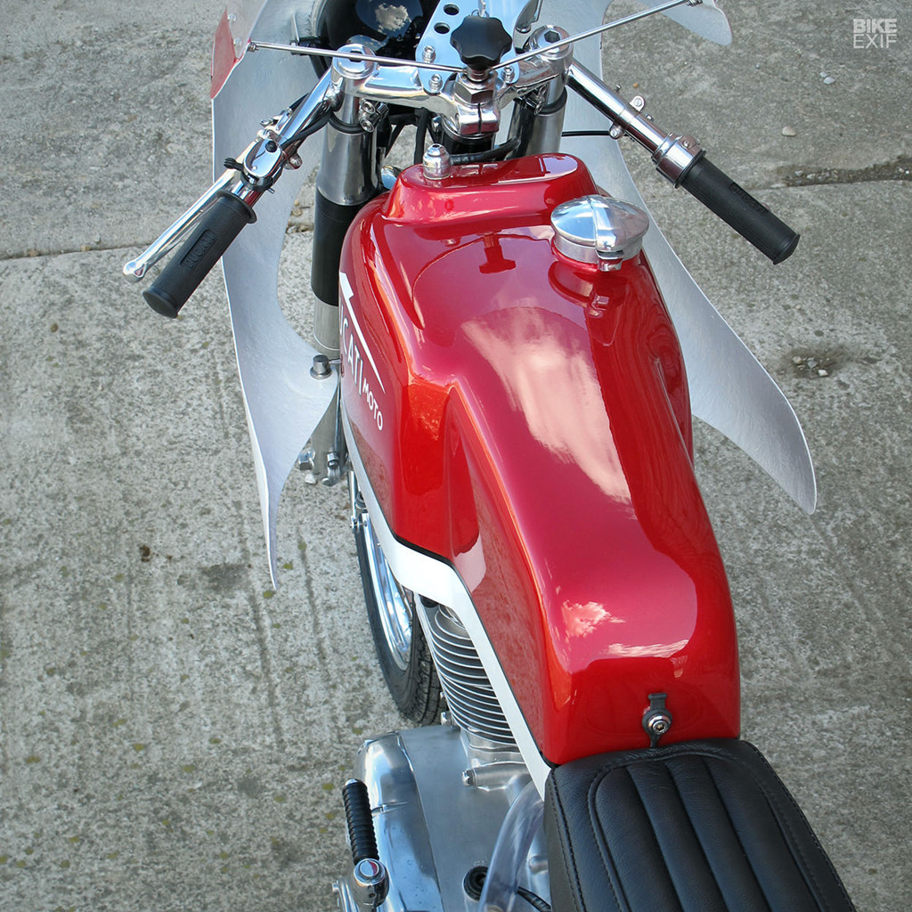 Động cơ được nâng cấp bằng họng nạp lớn hơn. Hệ thống xả được chế tạo thủ công hoàn hảo không mối hàn. Các chi tiết khác như cặp giảm xóc, bộ phanh từ xe nguyên bản đều được tân trang.