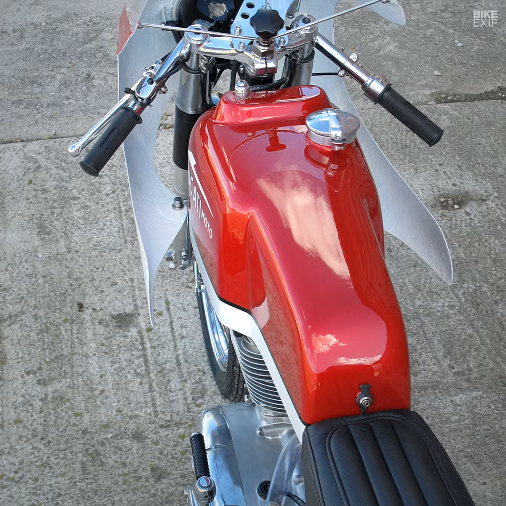 Động cơ được nâng cấp bằng họng nạp lớn hơn. Hệ thống xả được chế tạo thủ công hoàn hảo không mối hàn. Các chi tiết khác như cặp giảm xóc, bộ phanh từ xe nguyên bản đều được tân trang.