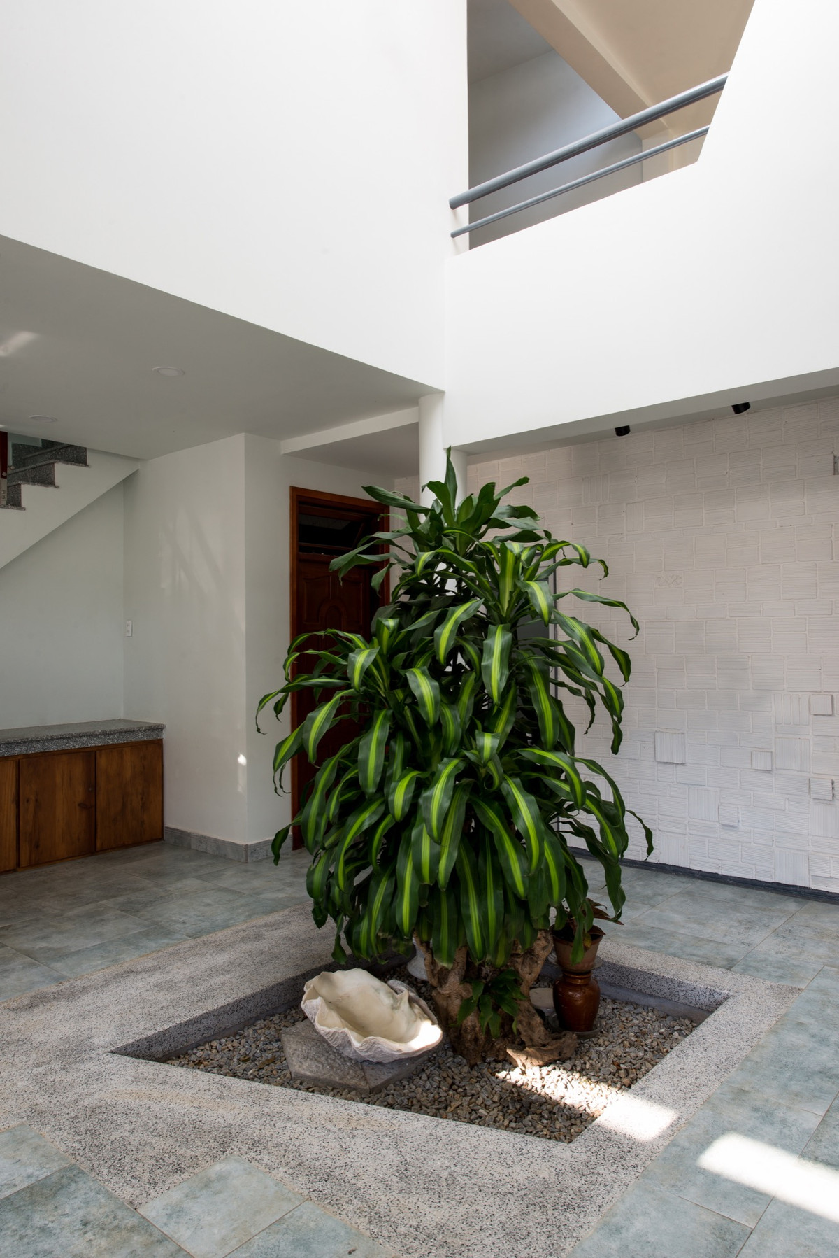 Bồn cây xanh thiết kế giữa nhà mang lại không khí trong lành.