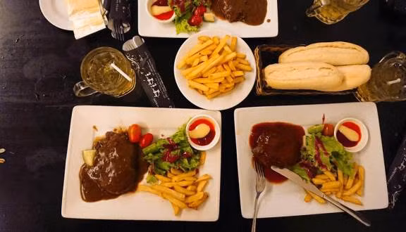 Tại các cửa hàng, món ăn đắt nhất thường là ngon nhất. Tuy nhiên, món ăn đắt thứ hai không phải là ngon thứ 2. Đây là chiêu kích thích khách gọi món đắt thứ 2 với tâm lý chỉ xếp sau loại ngon nhất.