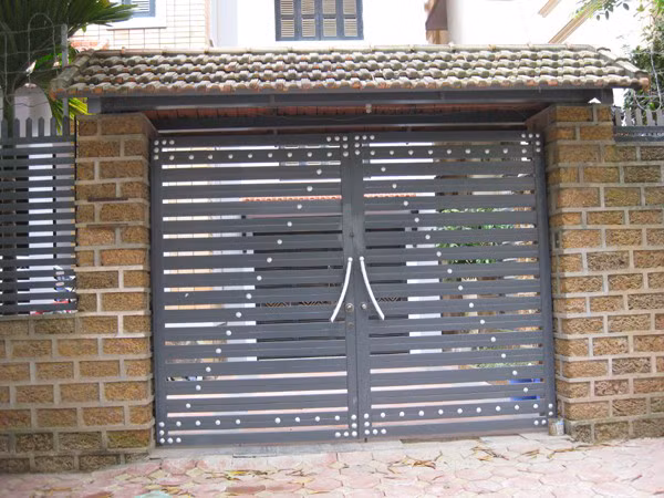 Cổng sắt - trụ đá ong mang đến cảm giác thân thuộc của làng quê Việt Nam. Ảnh: Ytuongnhadep.