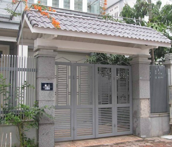 Cổng sơn màu ghi phù hợp với những ngôi nhà có lối kiến trúc hiện đại. Ảnh: Ytuongnhadep.