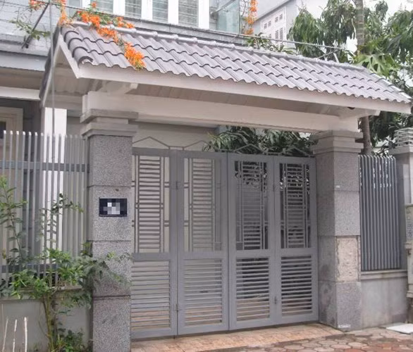 Cổng sơn màu ghi phù hợp với những ngôi nhà có lối kiến trúc hiện đại. Ảnh: Ytuongnhadep.
