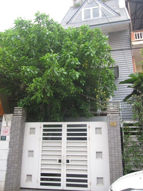 Trụ cổng ốp gạch inax mang phong cách hiện đại. Ảnh: Ytuongnhadep.