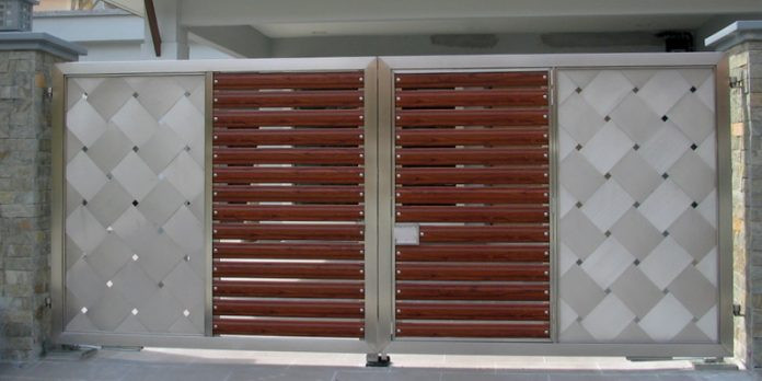 Cổng sắt giả gỗ với thiết kế thanh ngang vừa đảm bảo tính thẩm mỹ, vừa đảm bảo sự kín đáo. Ảnh: Camnanglamnha.