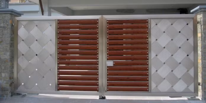 Cổng sắt giả gỗ với thiết kế thanh ngang vừa đảm bảo tính thẩm mỹ, vừa đảm bảo sự kín đáo. Ảnh: Camnanglamnha.