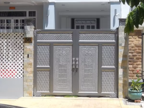 Cổng sắt nguyên tấm thích hợp với nhà có đất mặt trước hẹp, nhà quay hướng mặt đường nhưng không có sân vườn rộng. Ảnh: Camnanglamnha.