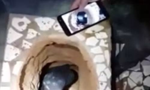 Đường hầm dưới toilet trong phòng giam của tù nhân.