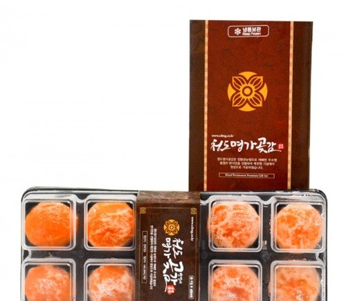 Tại một số cửa hàng hoa quả nhập khẩu, hồng dẻo Sangju Hàn Quốc có giá từ 1,2 - 2 triệu đồng/hộp. Ảnh: Occident Mart.