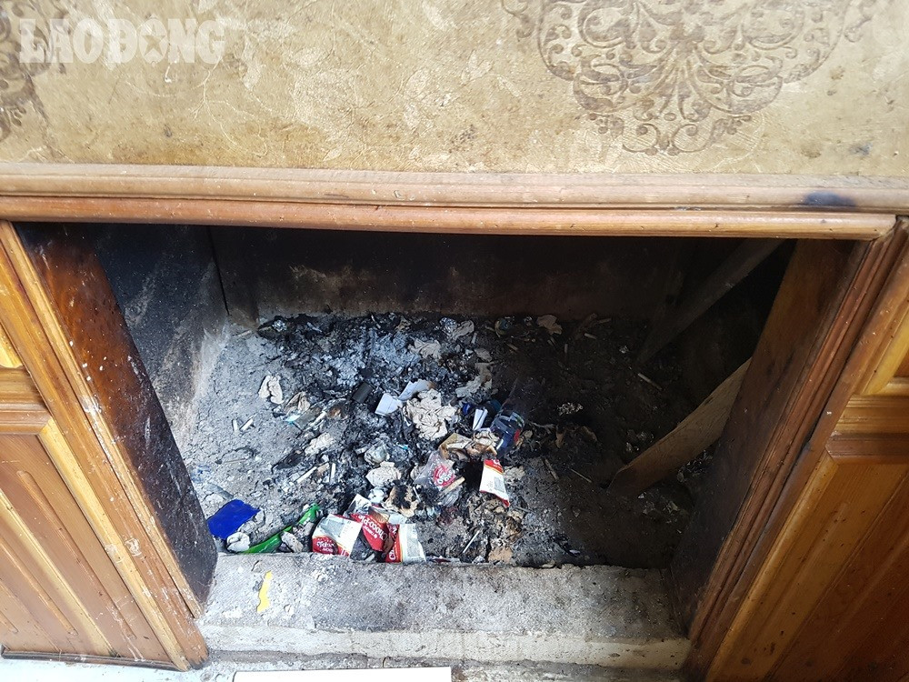 Nhìn từ bên ngoài, căn nhà này được xây dựng khá sơ sài, mặt tường nhà xây thô mà không được trát vữa.