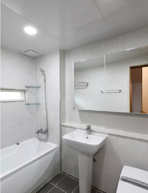 Ngôi nhà nhỏ vẫn được thiết kế hai phòng tắm.