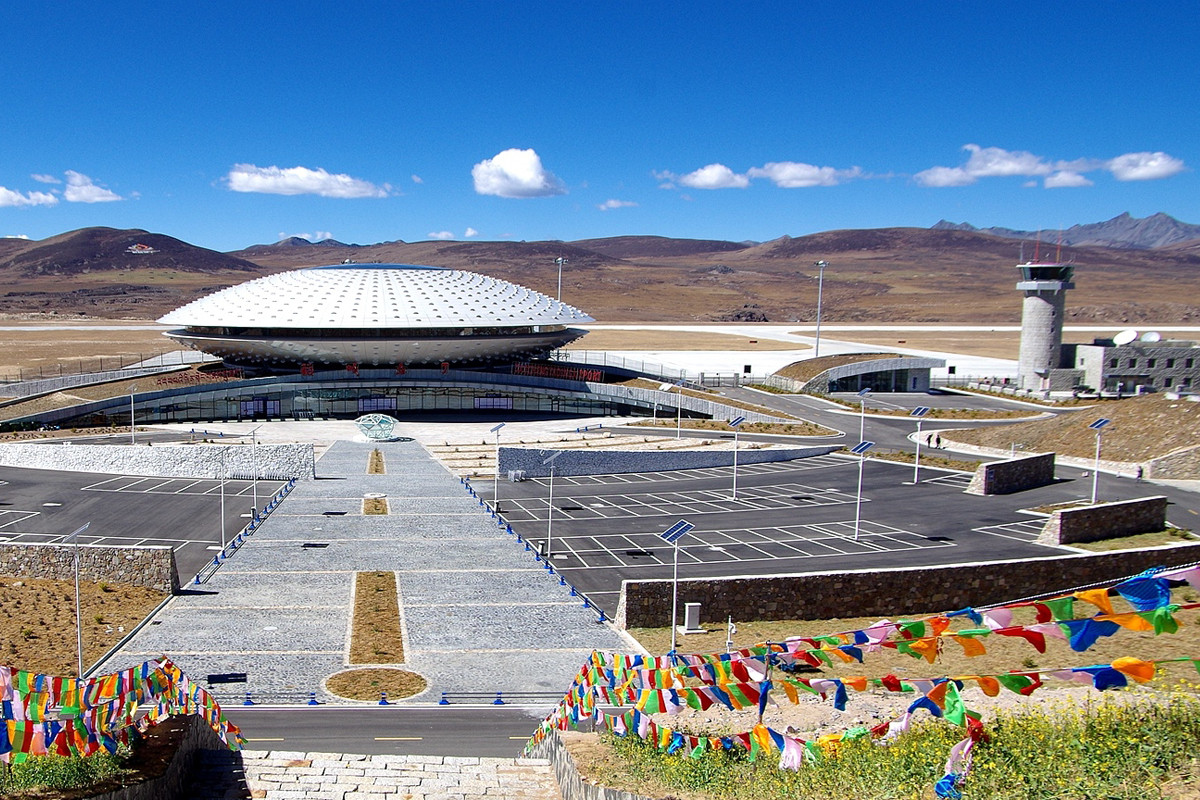 Sân bay cao nhất thế giới Daocheng Yading có tổng chi phí đầu tư 1,58 tỷ nhân dân tệ (tương đương 255 triệu USD). Ảnh: Telenews.