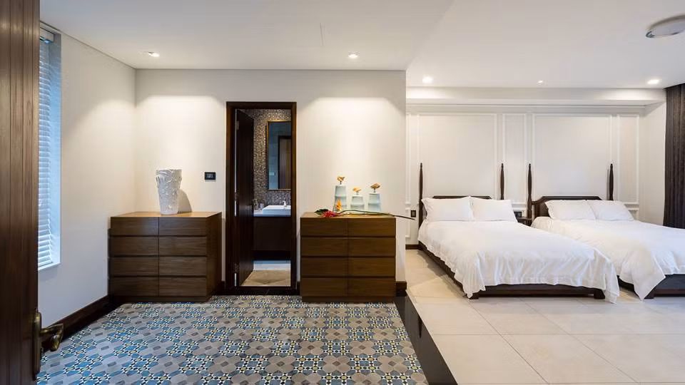 Phòng ngủ rộng kê được hai giường.